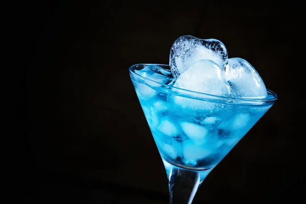 Egy pohár martini, szív alakú jég kék koktél — Stock Fotó
