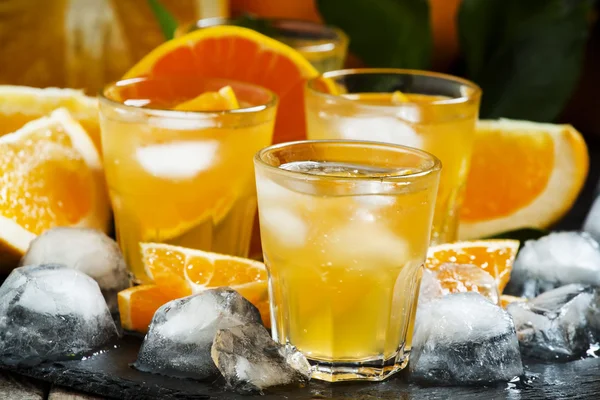 Алкогольний коктейль апельсинового соку, льоду та соди — стокове фото