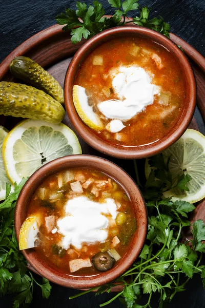 Домашній м'ясний суп зі сметаною — стокове фото