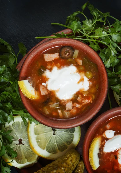 Домашній м'ясний суп зі сметаною — стокове фото