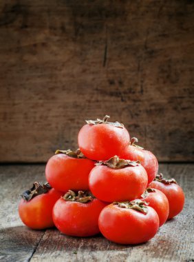Turuncu persimmons bir piramit şeklinde yığılmış  