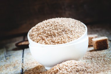 Kahverengi şeker bir beyaz porselen kase  