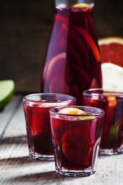 Meyve gözlük ve eski ahşap zemin üzerinde bir sürahi Sangria