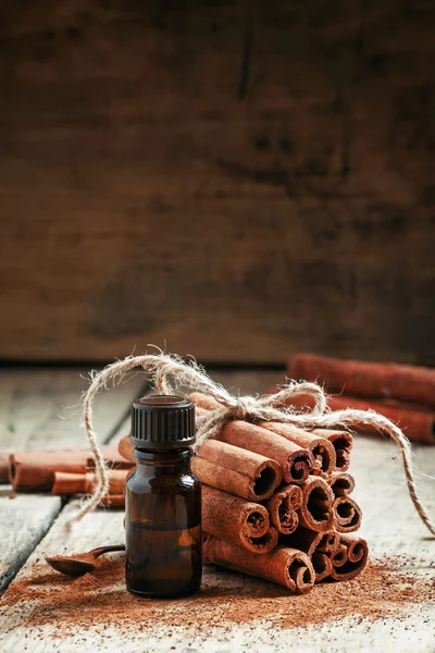 Óleo essencial de canela em uma pequena garrafa — Fotografia de Stock