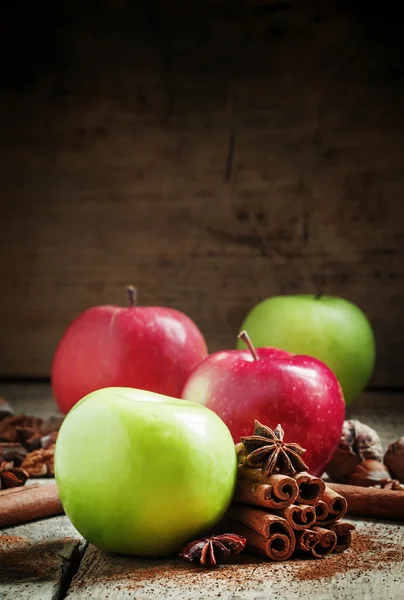Свежие красные и зеленые яблоки, коричные палочки, молотая корица, анисовые звезды — стоковое фото