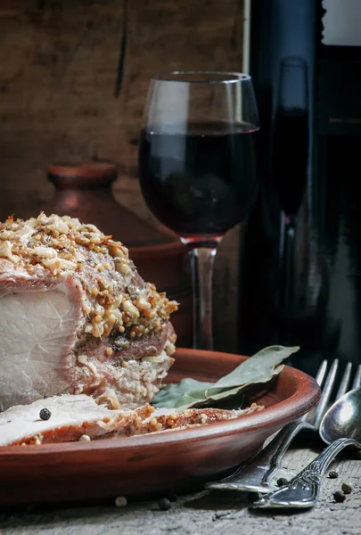 Cerdo ahumado cocido con especias y vino tinto — Foto de Stock