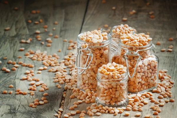 Dry yellow peas in glass jars — Stock Photo, Image