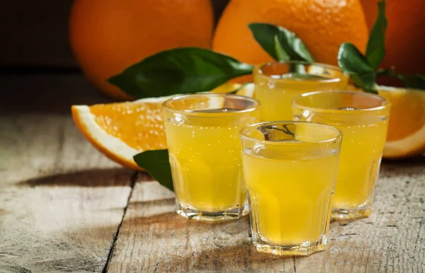 Pomerančová limonáda na pozadí čerstvé pomeranče — Stock fotografie
