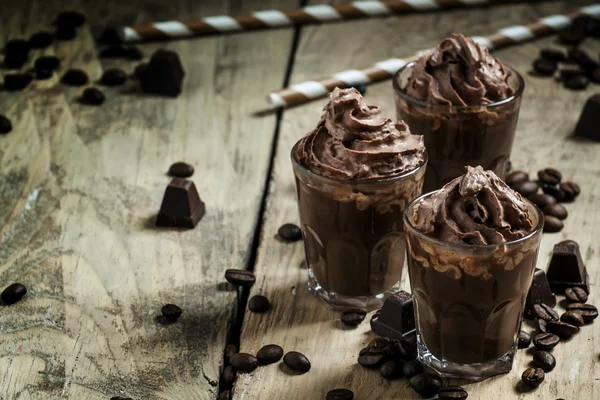 Choklad-kaffe efterrätt med vispad grädde — Stockfoto