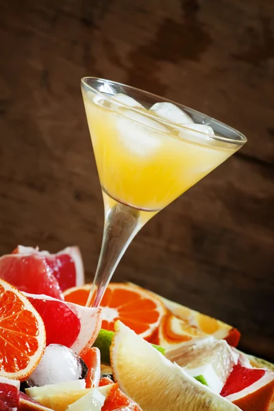 Zitruscocktail mit Eis und Fruchtscheiben — Stockfoto