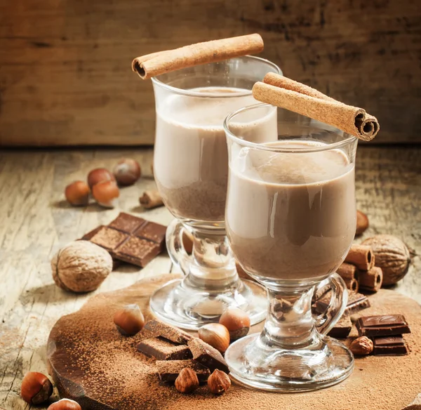 Warme chocolademelk met kaneel, chocolade en noten — Stockfoto