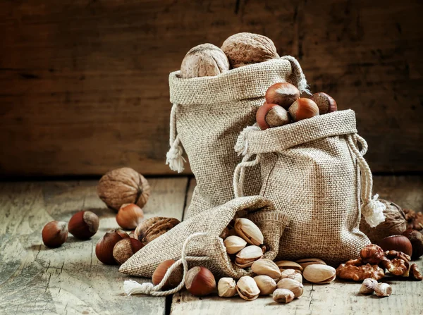 Walnüsse, Haselnüsse, Pistazien in Tüten — Stockfoto