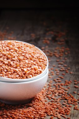 Bir beyaz porselen kase kırmızı mercimek 