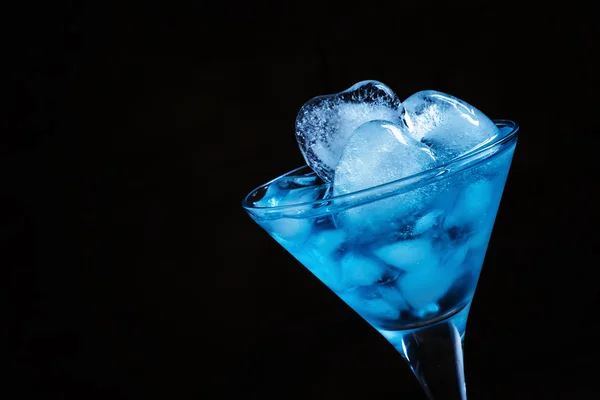 ハート型の氷とマティーニのグラスの青いカクテル — ストック写真
