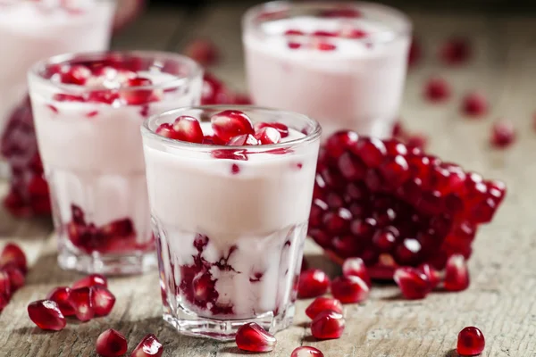 Hemgjord yoghurt med granatäpple — Stockfoto