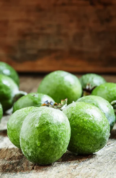 Свежие зеленые фрукты feijoa на старом деревянном фоне — стоковое фото