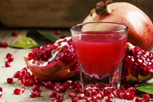 Freshly squeezed pomegranate juice — Stock Photo, Image