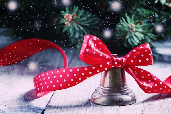 Πρωτοχρονιάτικο ή Χριστούγεννα κουδούνι με μια κόκκινη κορδέλα σε πουά — Φωτογραφία Αρχείου