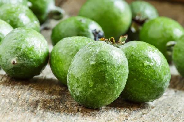 Свежие зеленые фрукты feijoa на старом деревянном фоне — стоковое фото