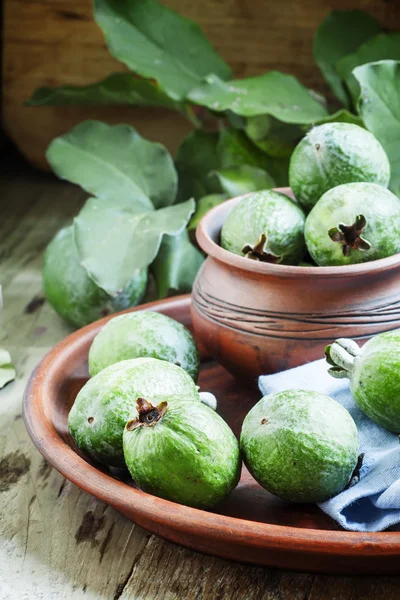 Frische grüne Feijoa-Früchte in Tonschale mit blauer Serviette — Stockfoto