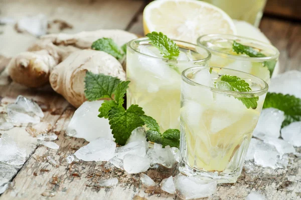 Освіжаючий холодний напій з імбиром, лимоном, льодом та м'ятою — стокове фото