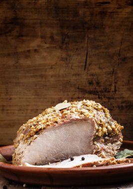 Lezzetli fırında jambon domuz bir kil tepsi 