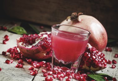 Taze sıkılmış nar suyu