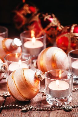 Noel ve yeni yıl kırmızı ve altın top 