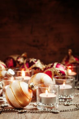 Noel ve yeni yıl kırmızı ve altın top