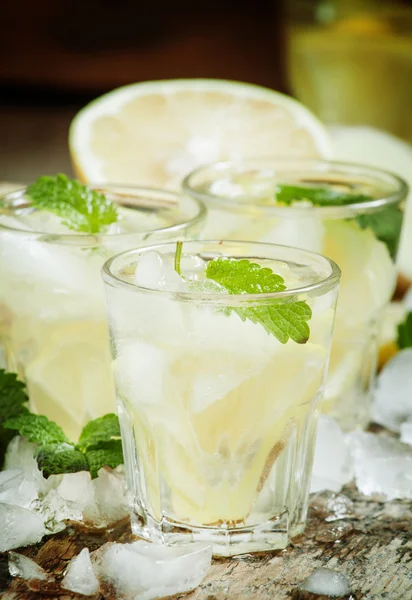 Refrescante bebida gelada com gengibre, limão, gelo e hortelã — Fotografia de Stock