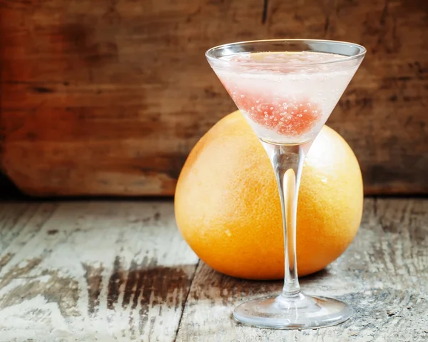 Coquetel rosa com toranja e refrigerante em um copo de martini — Fotografia de Stock