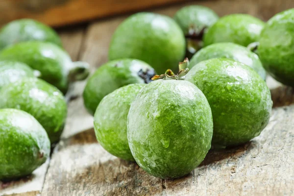 Verse groene feijoa vruchten op de oude houten achtergrond — Stockfoto