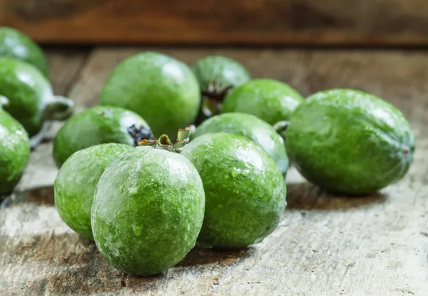 Frutta fresca feijoa verde sul vecchio sfondo di legno — Foto Stock