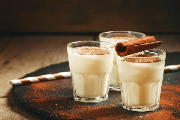 Hagyományos téli eggnog tejjel, a rum és a fahéj — Stock Fotó