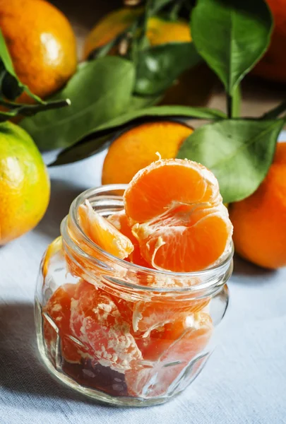 A kék szalvétára egy üvegedénybe érett, lédús, tisztított Tangerine — Stock Fotó