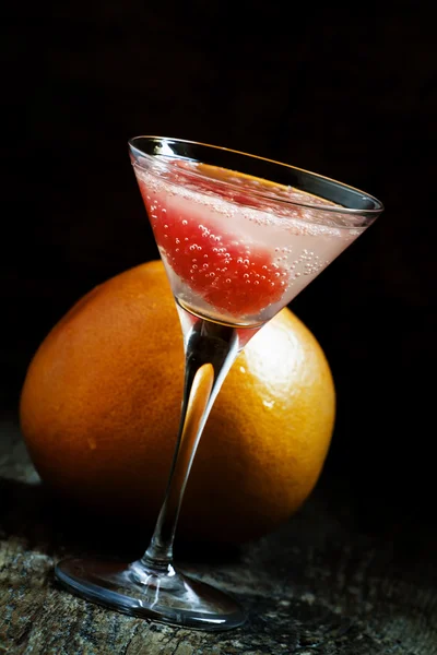 Coquetel rosa com toranja e refrigerante em um copo de martini — Fotografia de Stock