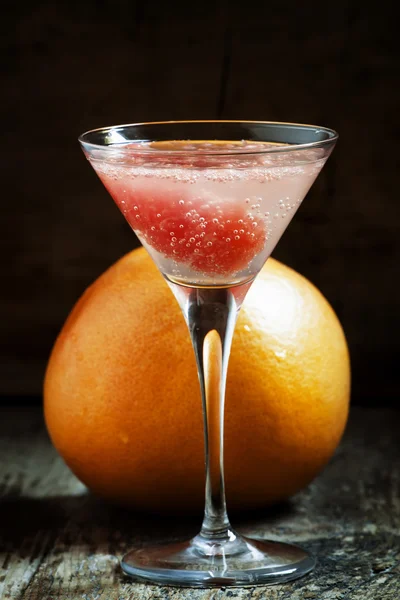Pink cocktail with grapefruit and soda in a martini glass — 스톡 사진