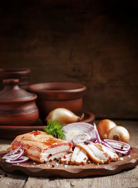 Smoked bacon, red onion, salt and pepper on a clay dish — ストック写真