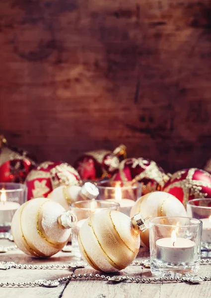 Natal ou Ano Novo bolas vermelhas e douradas — Fotografia de Stock