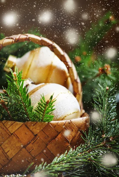 Golden Christmas balls in a wicker basket — Stockfoto