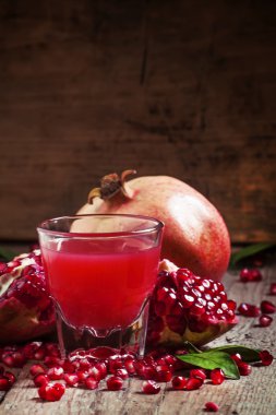 Taze sıkılmış nar suyu