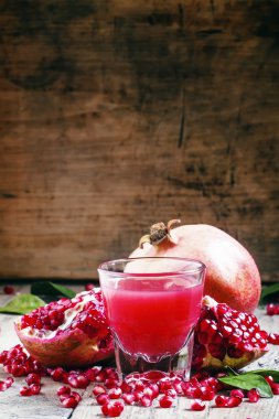 Taze sıkılmış nar suyu