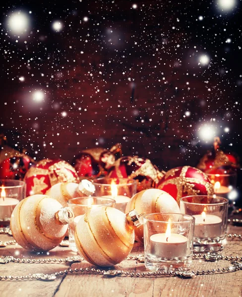 Noel ve yeni yıl kırmızı ve altın top — Stok fotoğraf