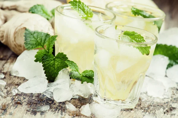 Soğuk İçecek Zencefil, limon, buz ve nane ile yenileme — Stok fotoğraf