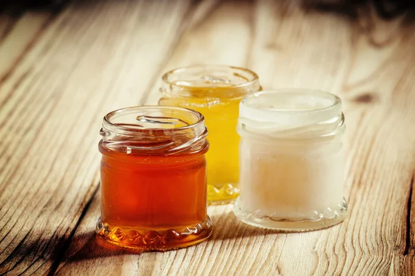 Drei Arten von süßem Honig — Stockfoto