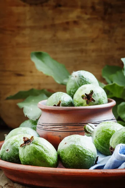 Frische grüne Feijoa-Früchte in Tonschale mit blauer Serviette — Stockfoto