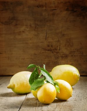 taze sulu limon yaprakları ile  