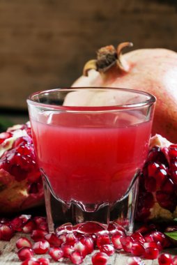 Taze sıkılmış nar suyu