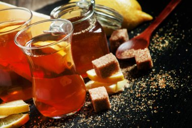 Bal, limon ve şeker kamışı ile siyah sıcak çay  