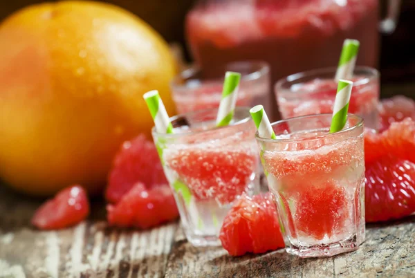 Cocktail with vodka, soda and grapefruit with striped straws — 스톡 사진